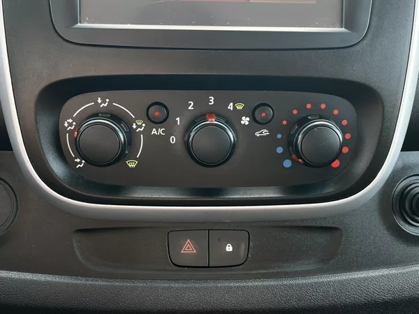 Renault Trafic 1.6dCi 92kW Passenger TZ 9Míst - foto 10