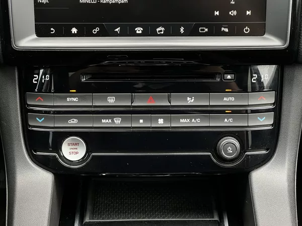 Jaguar F-Pace 25D AWD 177kW R-Sport DPH TZ - foto 16