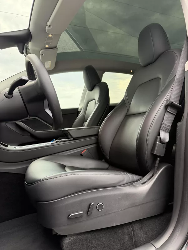 Tesla Model Y SR RWD LFP 220kW 1.Maj DPH - foto 10