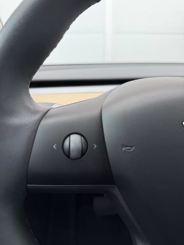 Tesla Model Y SR RWD LFP 220kW 1.Maj DPH - foto 11