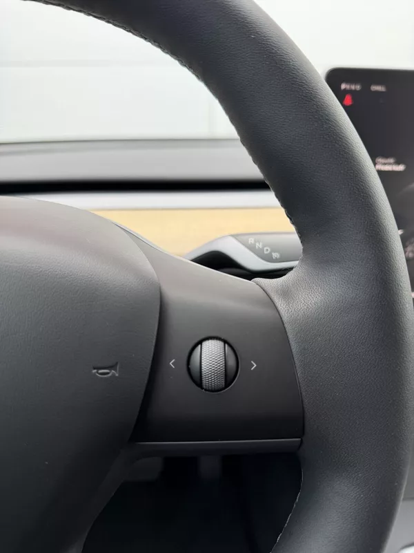 Tesla Model Y SR RWD LFP 220kW 1.Maj DPH - foto 12