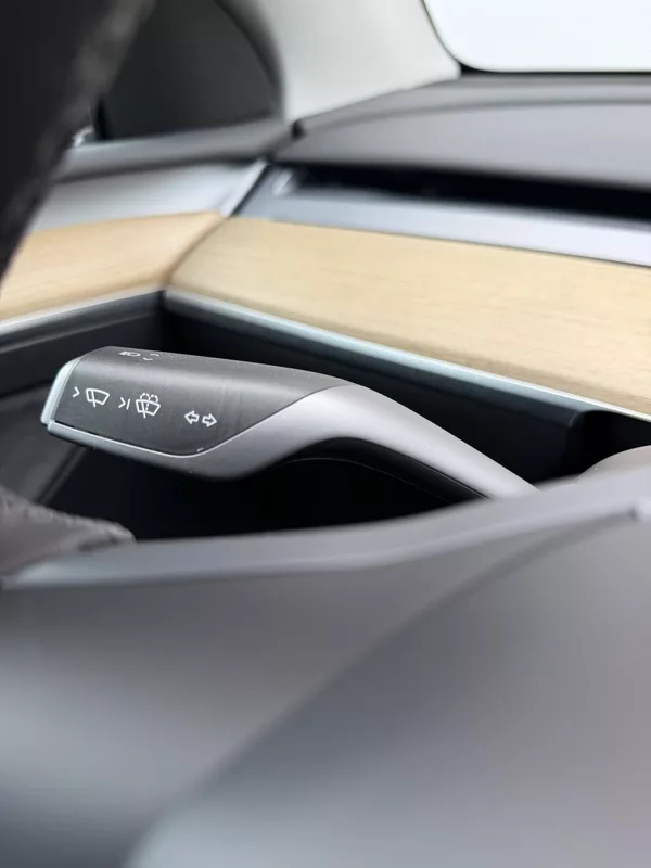 Tesla Model Y SR RWD LFP 220kW 1.Maj DPH - foto 13