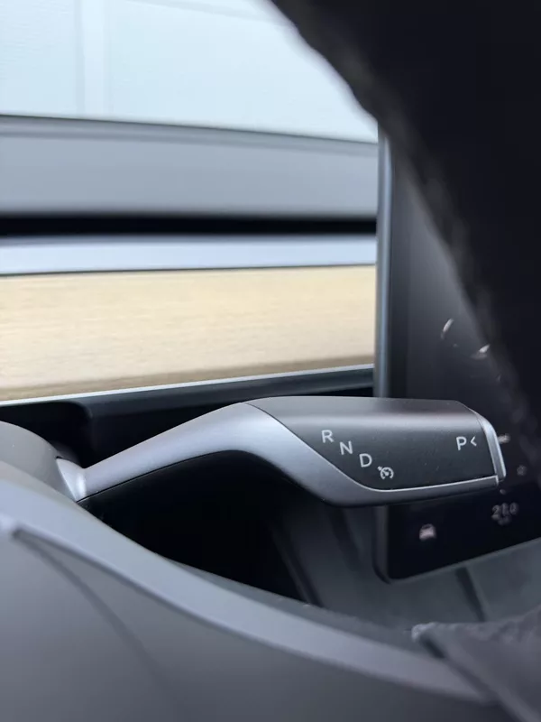 Tesla Model Y SR RWD LFP 220kW 1.Maj DPH - foto 14