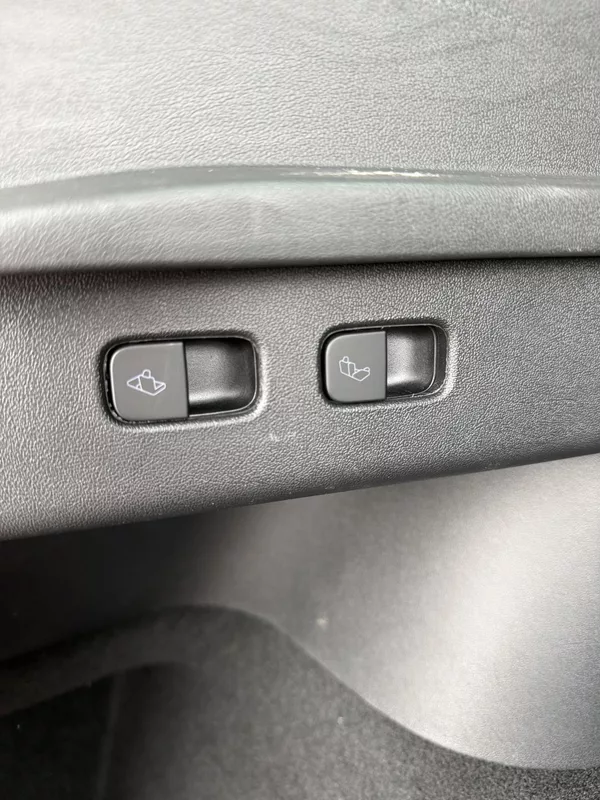 Tesla Model Y SR RWD LFP 220kW 1.Maj DPH - foto 22
