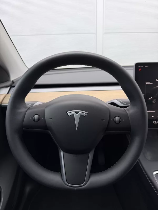 Tesla Model Y SR RWD LFP 220kW 1.Maj DPH - foto 4