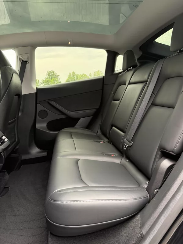 Tesla Model Y SR RWD LFP 220kW 1.Maj DPH - foto 5