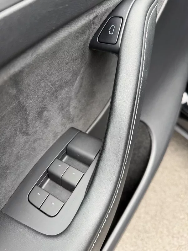 Tesla Model Y SR RWD LFP 220kW 1.Maj DPH - foto 8