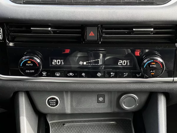 Nissan Qashqai 1.3T 103kW ACC Panorama DPH - foto 13