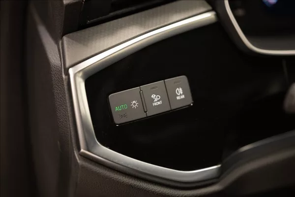 Audi Q3 1,5 35 TFSI S-LINE NAVI VÝHŘEV - foto 19