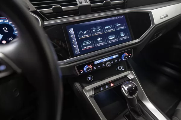 Audi Q3 1,5 35 TFSI S-LINE NAVI VÝHŘEV - foto 20