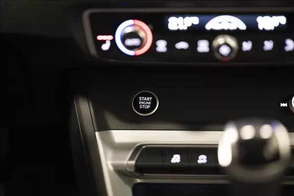 Audi Q3 1,5 35 TFSI S-LINE NAVI VÝHŘEV - foto 24