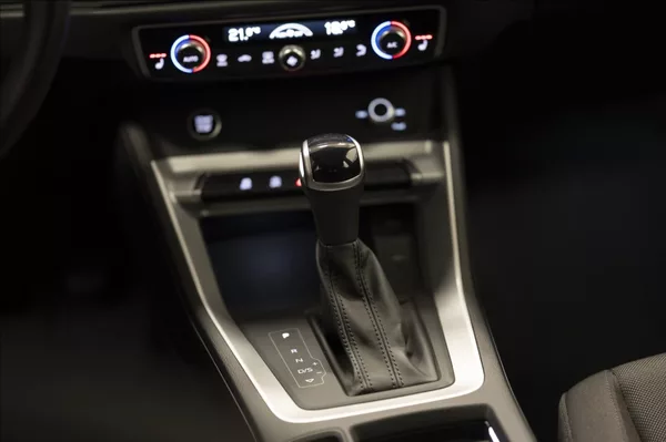 Audi Q3 1,5 35 TFSI S-LINE NAVI VÝHŘEV - foto 27