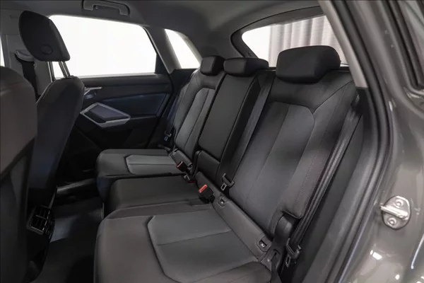 Audi Q3 1,5 35 TFSI S-LINE NAVI VÝHŘEV - foto 31