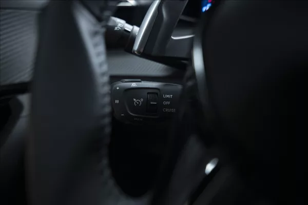 Peugeot 2008 1,2 HYBRID AT KAMERA 360° ČR - foto 24