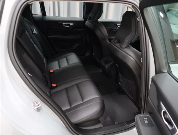 Volvo V60 2,0 B4 AUT PLUS - foto 11