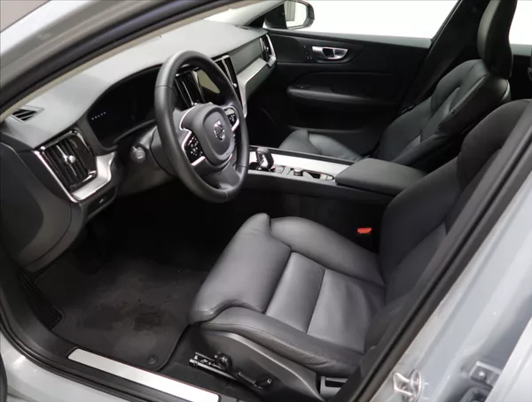 Volvo V60 2,0 B4 AUT PLUS - foto 7