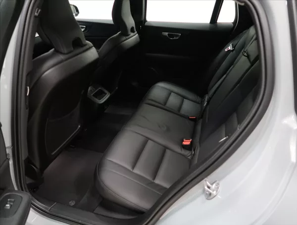 Volvo V60 2,0 B4 AUT PLUS - foto 8