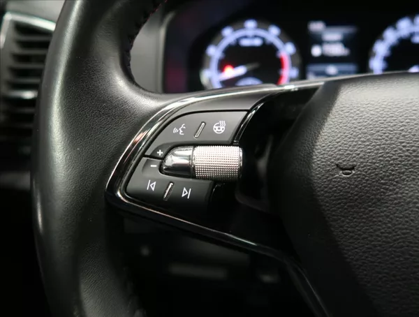 Škoda Karoq 1,5 TSI AMBITION+ ČR 1MAJITEL - foto 13