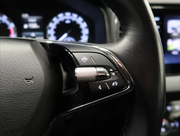 Škoda Karoq 1,5 TSI AMBITION+ ČR 1MAJITEL - foto 14
