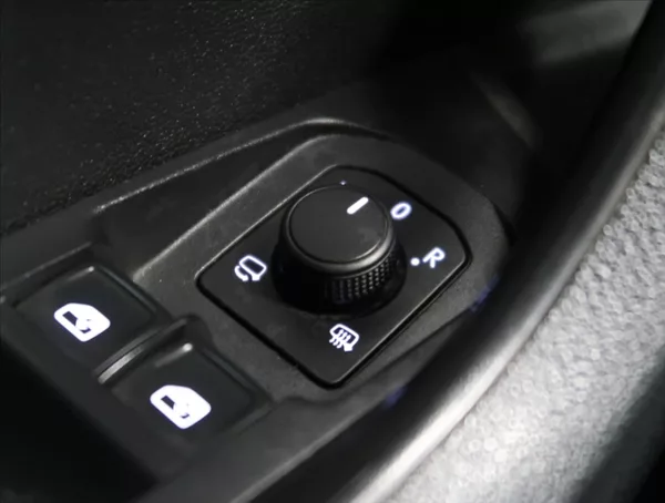 Škoda Karoq 1,5 TSI AMBITION+ ČR 1MAJITEL - foto 19