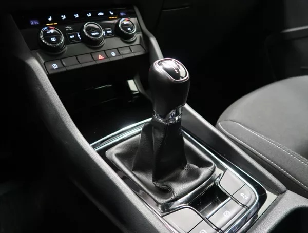 Škoda Karoq 1,5 TSI AMBITION+ ČR 1MAJITEL - foto 27