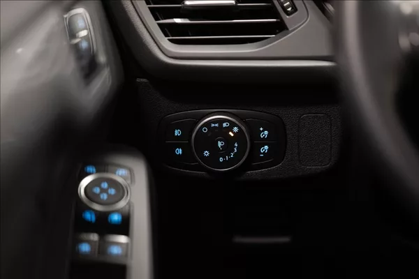 Ford Focus 1,5 TDCi NAVI VÝHŘEV VOLANTU - foto 12