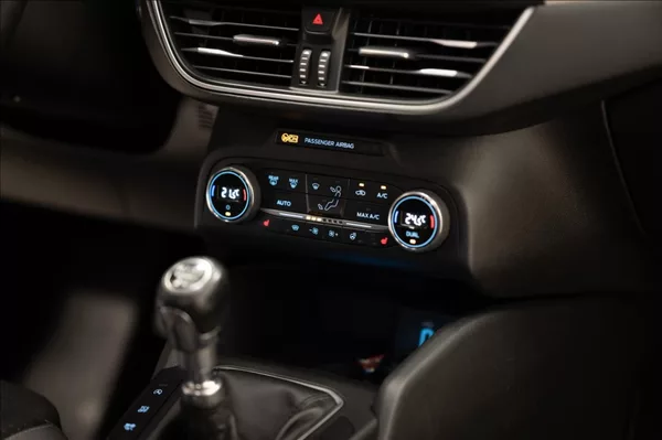 Ford Focus 1,5 TDCi NAVI VÝHŘEV VOLANTU - foto 14