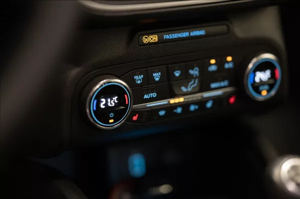 Ford Focus 1,5 TDCi NAVI VÝHŘEV VOLANTU - foto 15