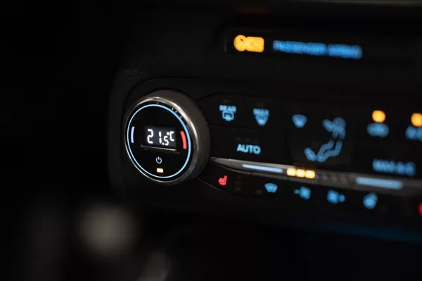 Ford Focus 1,5 TDCi NAVI VÝHŘEV VOLANTU - foto 16