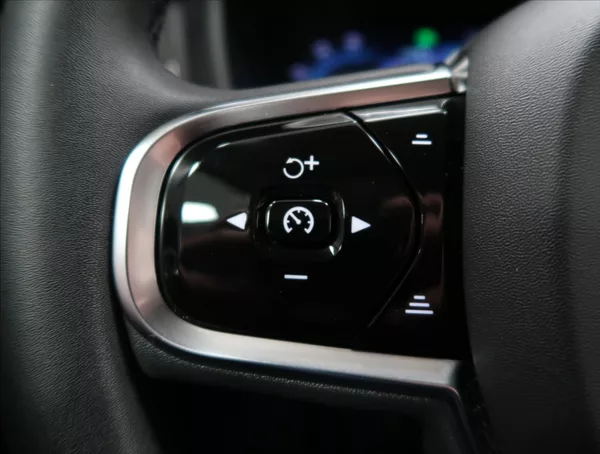 Volvo XC60 2,0 B4 AWD PLUS DARK - foto 14