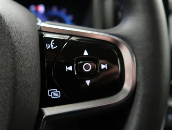 Volvo XC60 2,0 B4 AWD PLUS DARK - foto 15
