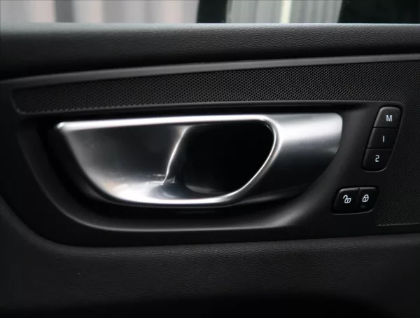 Volvo XC60 2,0 B4 AWD PLUS DARK - foto 17