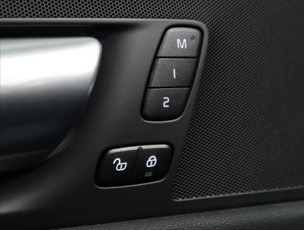 Volvo XC60 2,0 B4 AWD PLUS DARK - foto 18