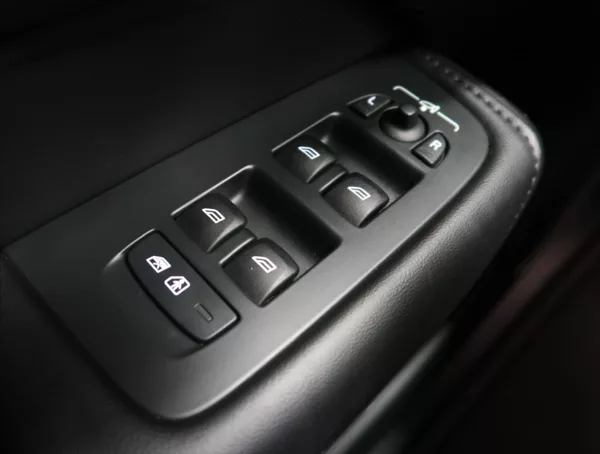 Volvo XC60 2,0 B4 AWD PLUS DARK - foto 19