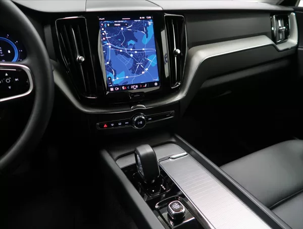 Volvo XC60 2,0 B4 AWD PLUS DARK - foto 22