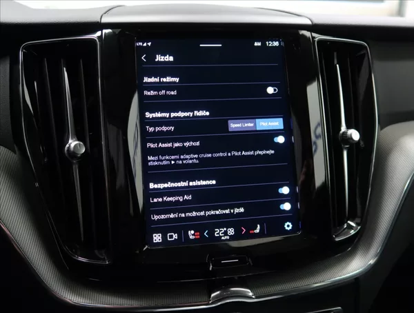 Volvo XC60 2,0 B4 AWD PLUS DARK - foto 29