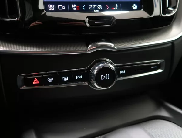Volvo XC60 2,0 B4 AWD PLUS DARK - foto 33