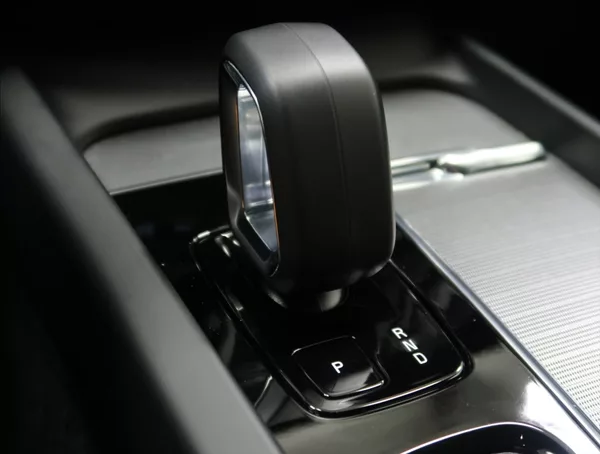 Volvo XC60 2,0 B4 AWD PLUS DARK - foto 35