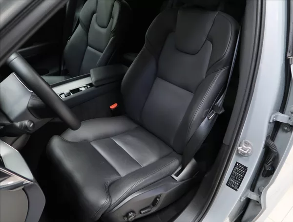 Volvo XC60 2,0 B4 AWD PLUS DARK - foto 39