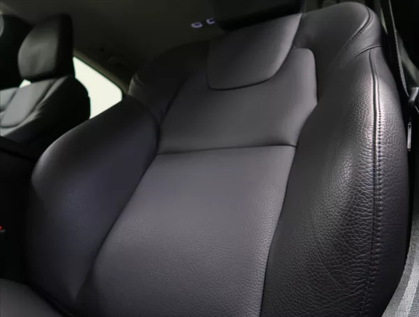 Volvo XC60 2,0 B4 AWD PLUS DARK - foto 40