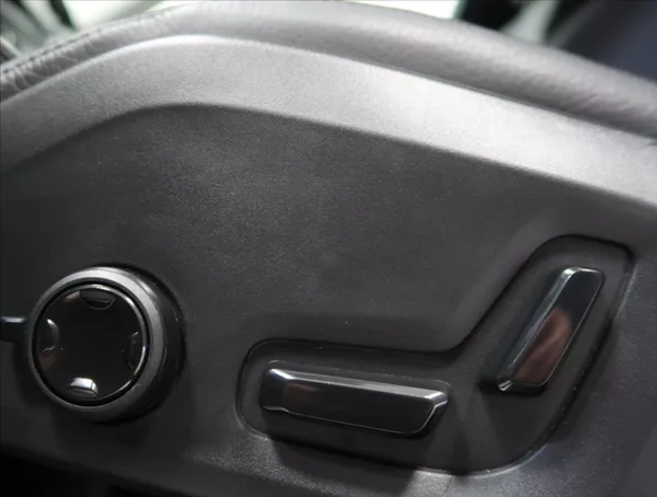 Volvo XC60 2,0 B4 AWD PLUS DARK - foto 44