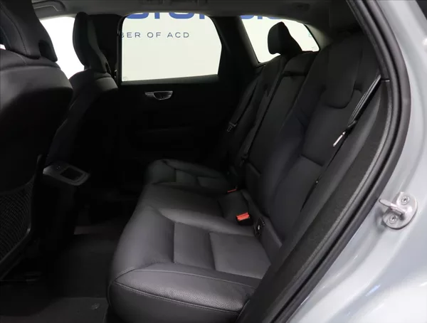 Volvo XC60 2,0 B4 AWD PLUS DARK - foto 46