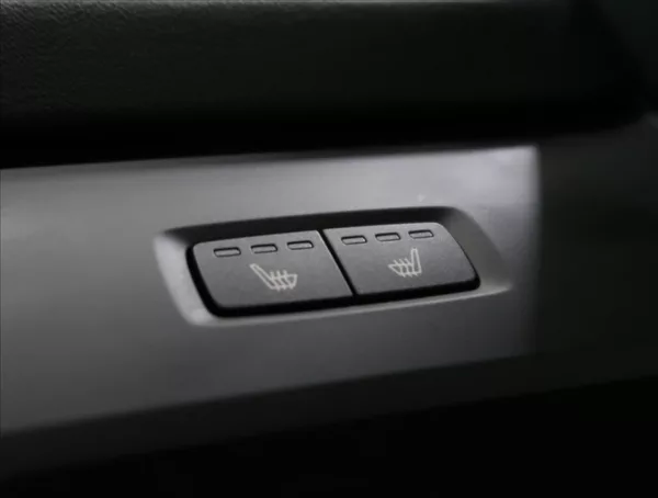Volvo XC60 2,0 B4 AWD PLUS DARK - foto 47