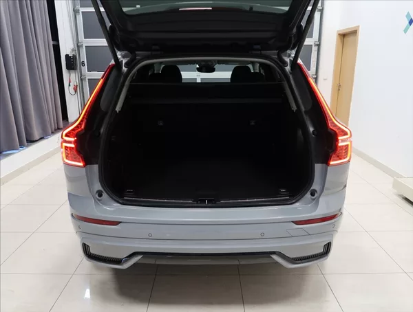 Volvo XC60 2,0 B4 AWD PLUS DARK - foto 48