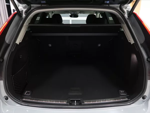 Volvo XC60 2,0 B4 AWD PLUS DARK - foto 49