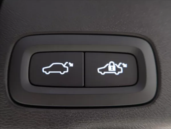 Volvo XC60 2,0 B4 AWD PLUS DARK - foto 50