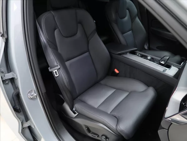 Volvo XC60 2,0 B4 AWD PLUS DARK - foto 52