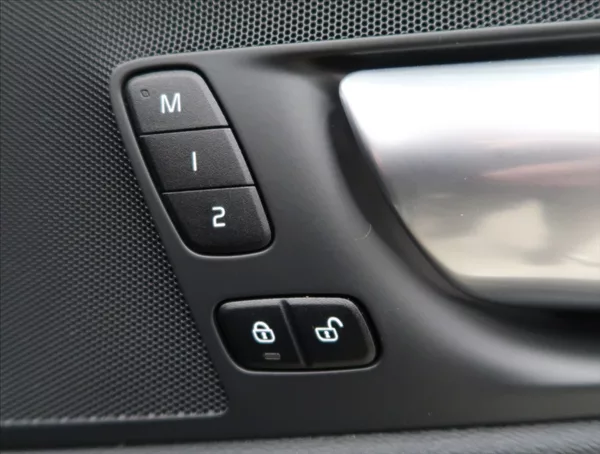 Volvo XC60 2,0 B4 AWD PLUS DARK - foto 54