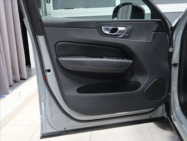 Volvo XC60 2,0 B4 AWD PLUS DARK - foto 8