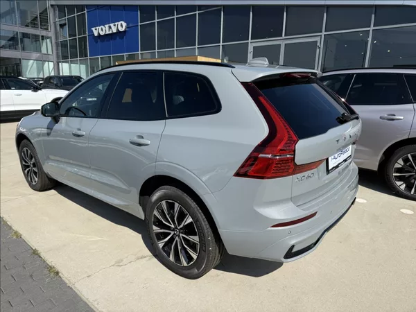 Volvo XC60 2,0 B5 AWD PLUS DARK - foto 2